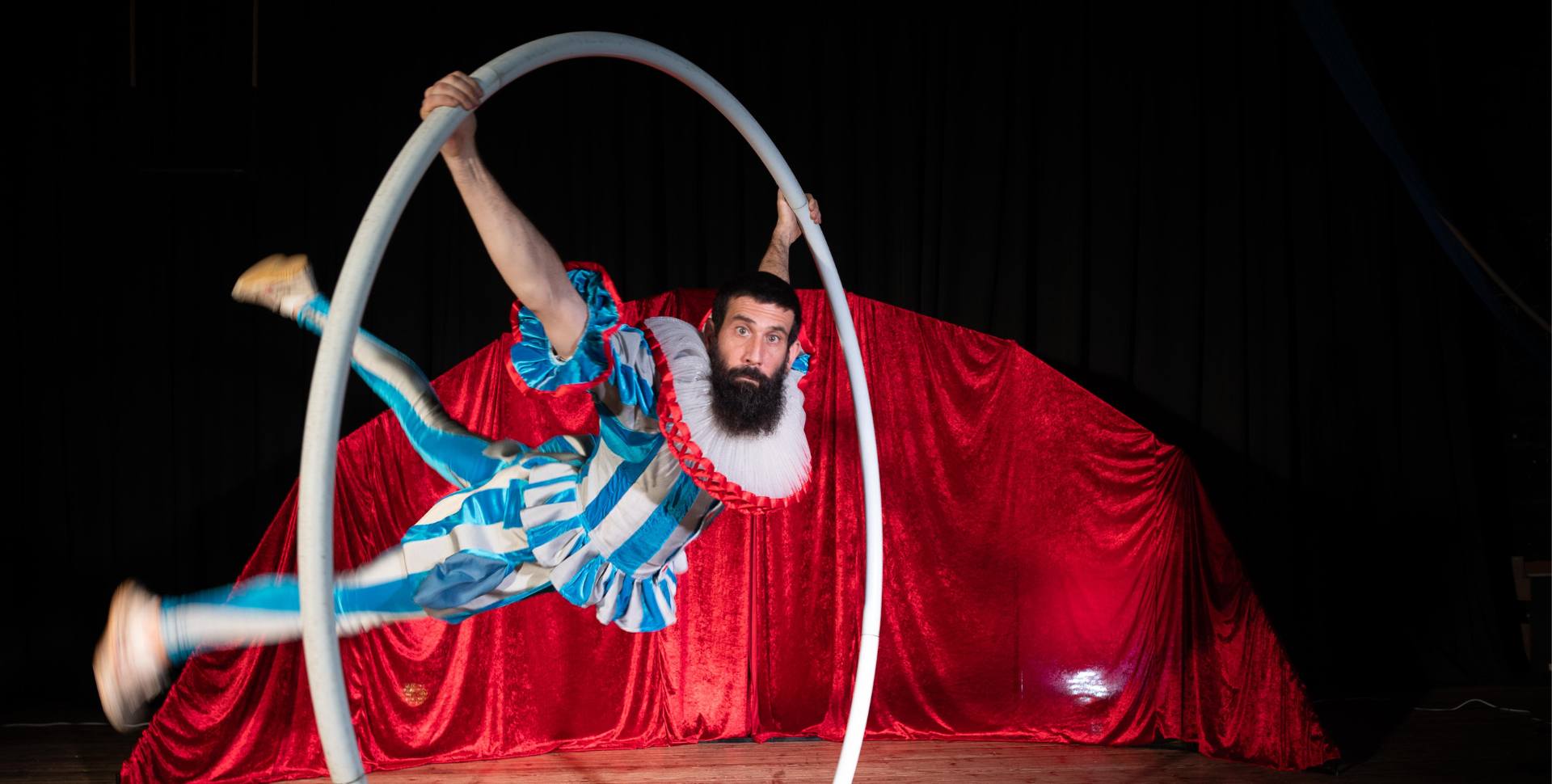 עמיתגלגל מופע קרקס מחשמל עם סירוויל