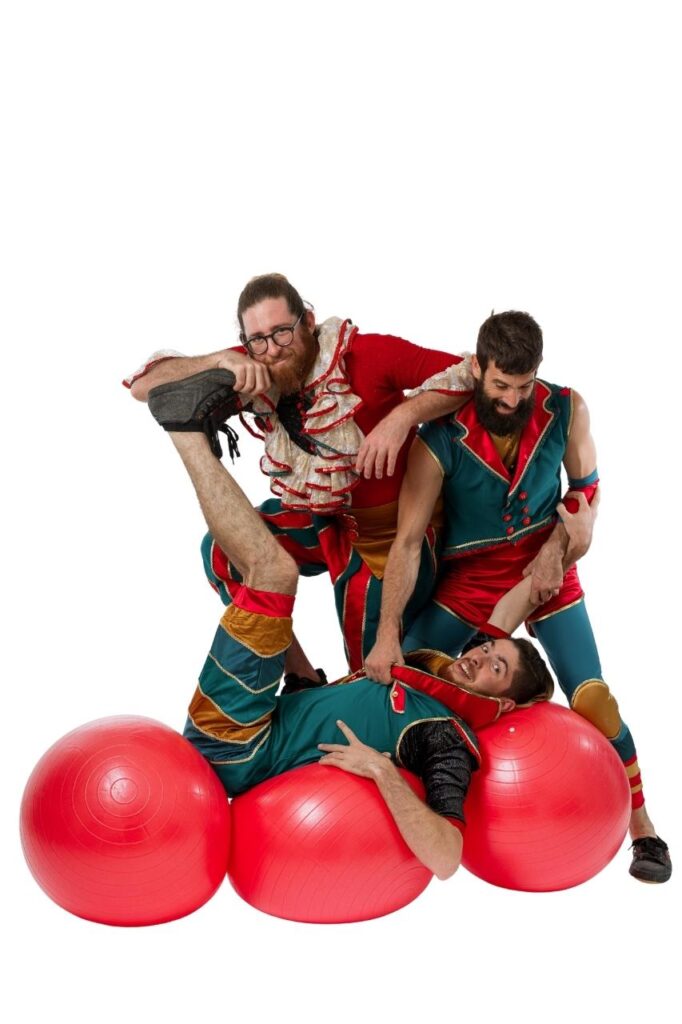 קרקס בומבה לחגים על כדורי ענק